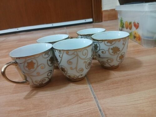 أكواب ذهبية وبيضاء