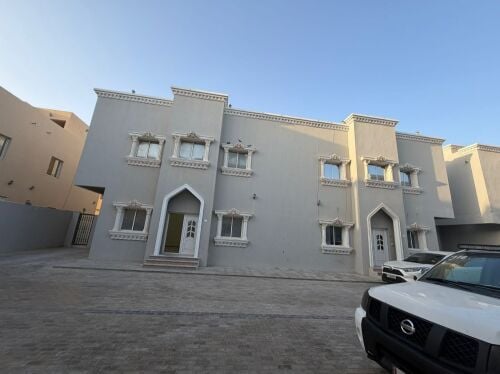 للأيجار فيلا بام العمد بمجمع سكني