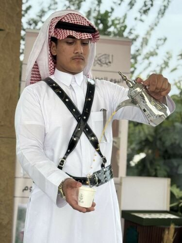 خليل مقهوي ادور على شغل