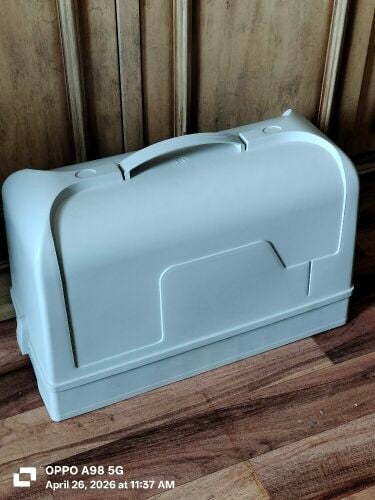 ماكينة خياطة جديدة.