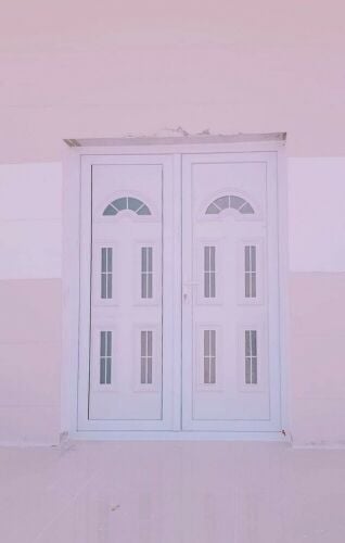أعمال تصنيع الأبواب والنوافذ