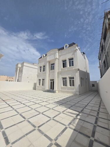 للبيع فيلا في الخور موقع ممتاز