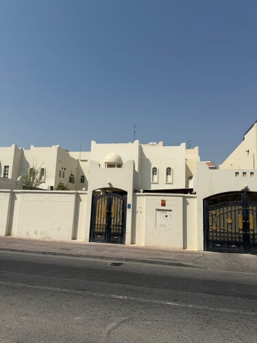 فيلتين للبيع سلطه جنب بعض737م712م