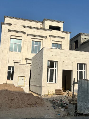 للبيع فيلا جديدة مع مجلس خارجي 