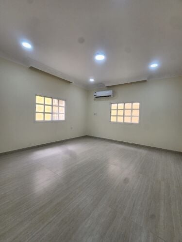 للايجار فيلا بمعيذر مع مجلس خارجي