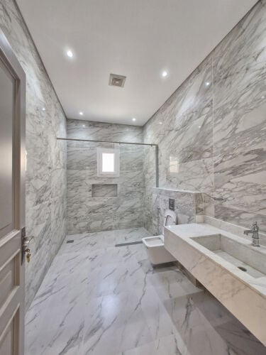 للإيجار فيلا 9 غرف مع مجلس خارجي 