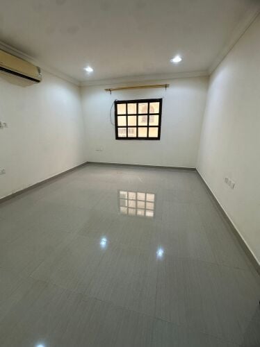 ستوديو دور اول ب 1700 بالصخامة