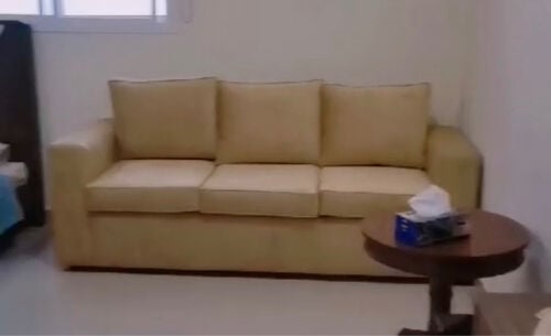 كنبة ثلاثية شبه جديدة