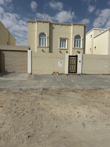 للايجار فيلا بام قرن على شارع عام