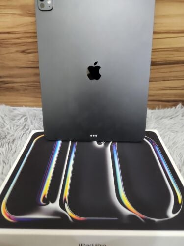 ipad Pro 13" M5 full box READ DETAI