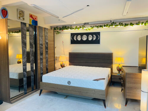 Bedroom set selling 