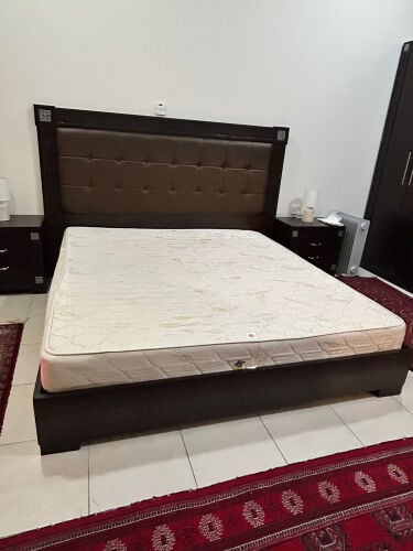 غرفة نوم لون بني مع فرشة