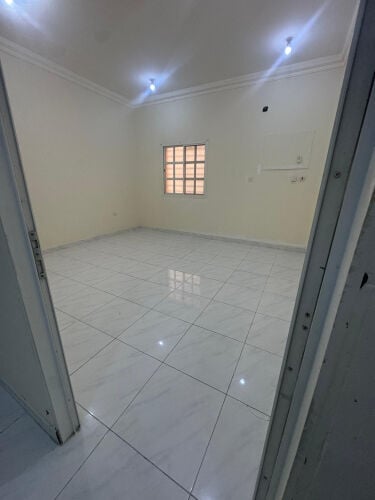 3 غرف وصاله وحمامين ومطبخ