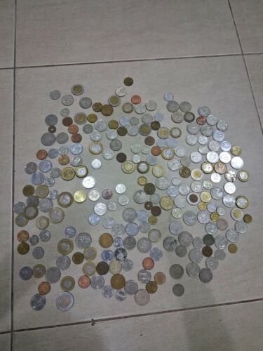عملات اكثر من 300، من 40 دولة