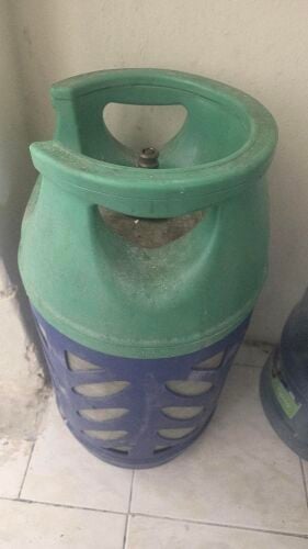 Gaz cylinder with pipe and regulato