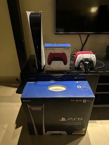Play Station 5 + 2 Controllers
