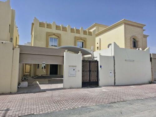 للايجار فيلا بأم عبرية مكيفات