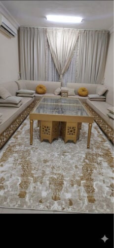 طاولة كبيرة مع 6 طاولات صغيرة 