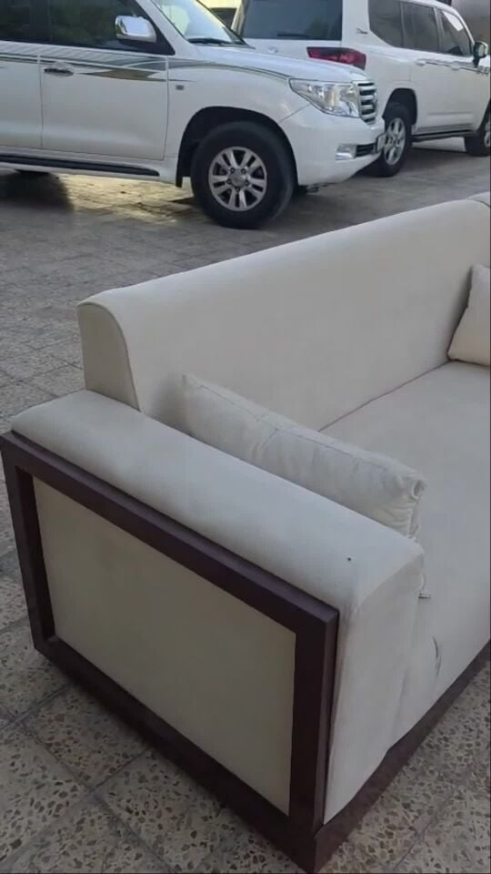الكنب بالطاولات والكنب اللي ورا 