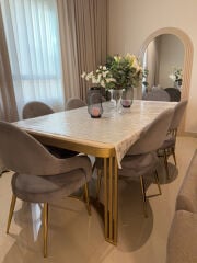 table and chairs 