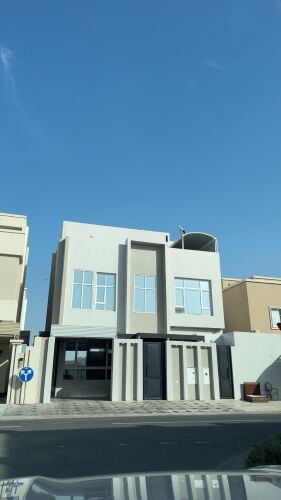 للبيع فيلا بمسبح بام قرن جديدة