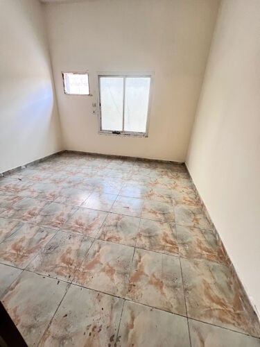 للايجار مبني 42 غرفه