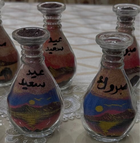 مزهرية صغيرة مرسومة بالرمل 