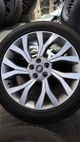 Range Rover rim size 21"