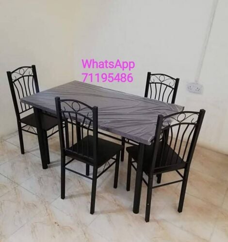 تتوفر طاولات الطعام في المخزون