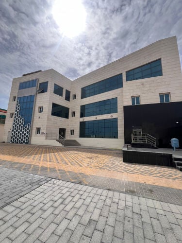 المعمورة مبنى راقي في موقع مميز 