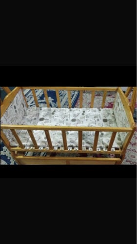 سرير اطفال مع مرتبة بحالة ممتازة