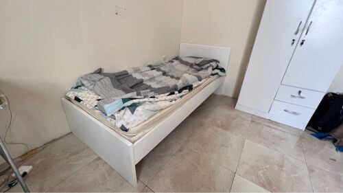 سرير بمرتبة و دولاب جديد