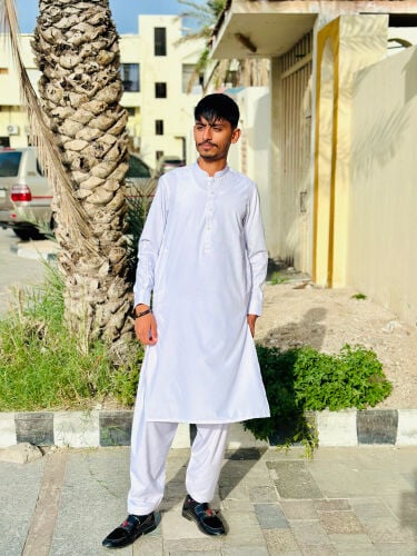 اسمي خوشي، وأنا من باكستان