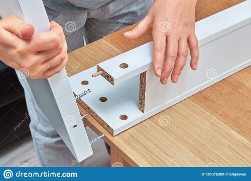 نجارين وعمال نقل أثاث