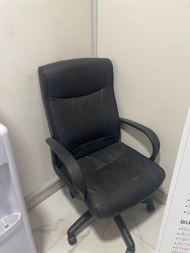 Used chair QAR100 only