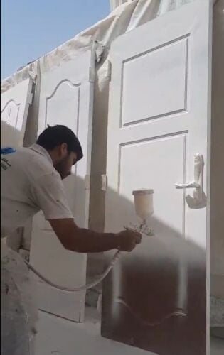 دهان الأبواب الخشبية والحديدية