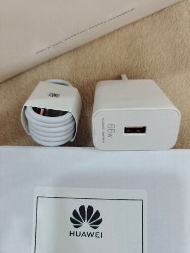 HUAWEI

66W SUPER FAST CHARGER