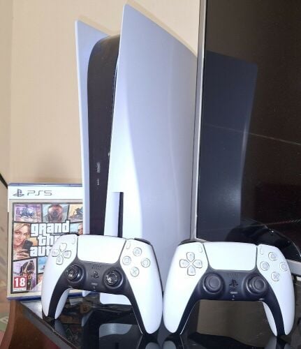 PS5+GTA V+2 Controllers (1 Faulty)