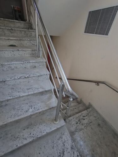 للبيع عماره جديدة 12 شقه