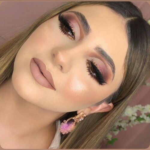كوافيرة تخصص شعر ومكياج