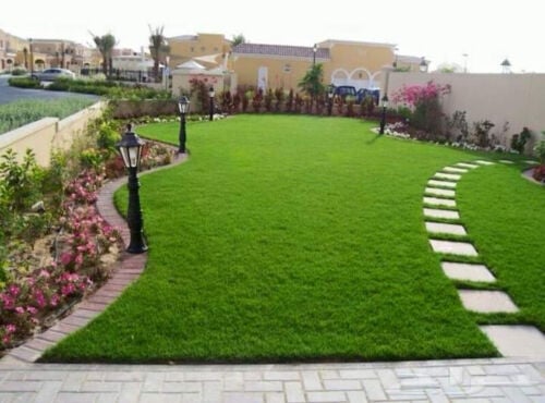 قص وتنظيف وزراعة الحدايق 