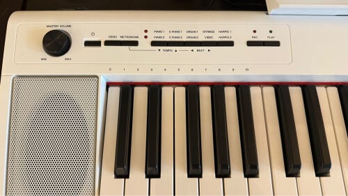 Yamaha piano NP-12WH