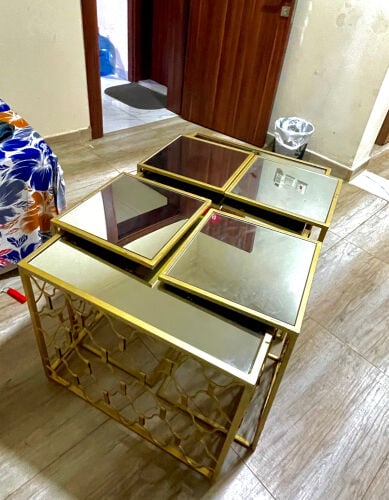 طاولة باللون الذهبي