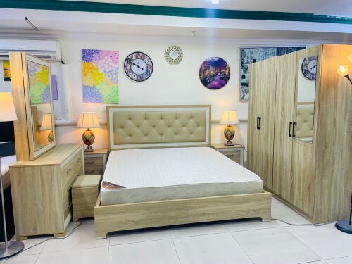 bedroom set selling 