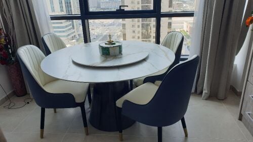 طاولة طعام و ٤ كراسي