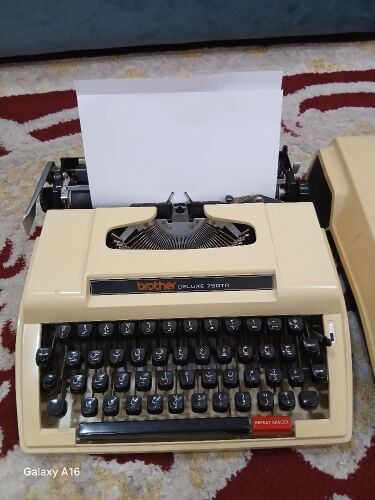Vintage typewriter English & Arabic
