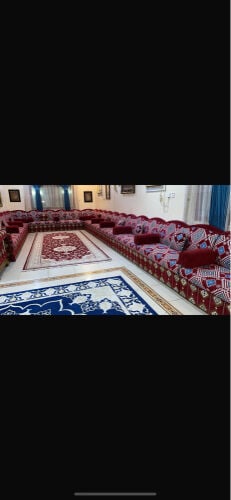 كنب ألون عنابي مع طاولته