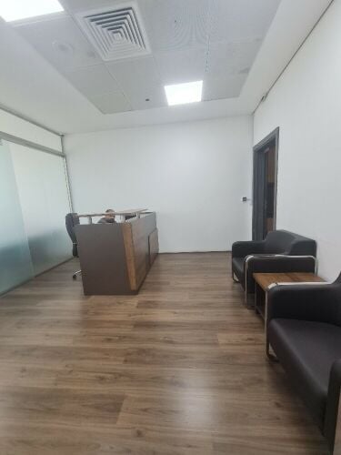 مكتب للإيجار مفروش بالكامل