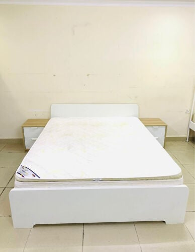 طقم سرير مع 2 كومودينو وجراية 