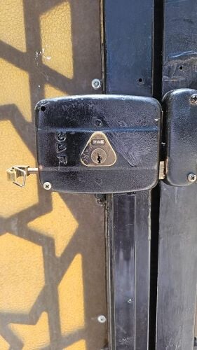 تركيب وصيانة الأبواب والاقفال وفت